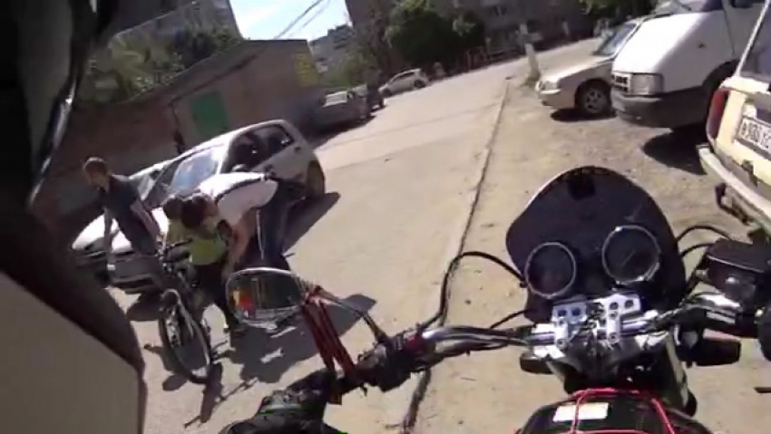 В Ростове на Западном школьник на велосипеде  стремительно выскочил на дорогу и попал под машину : ВИДЕО 