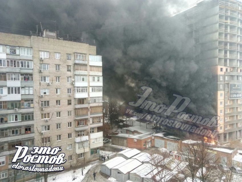 Мощный пожар произошел в многоэтажном доме Ростова-на-Дону 