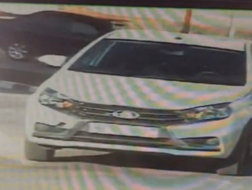 Алчный человек-невидимка попытался выкрасть автомобиль у невнимательного владельца на видео в Ростове