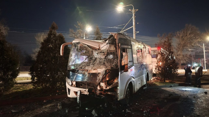 На Шолохова в Ростове пассажирский автобус врезался в опору ЛЭП