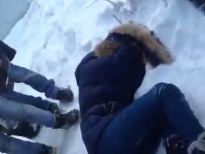 Очнулся на снегу в толпе прохожих молодой мужчина после встречи с хулиганами в Ростове