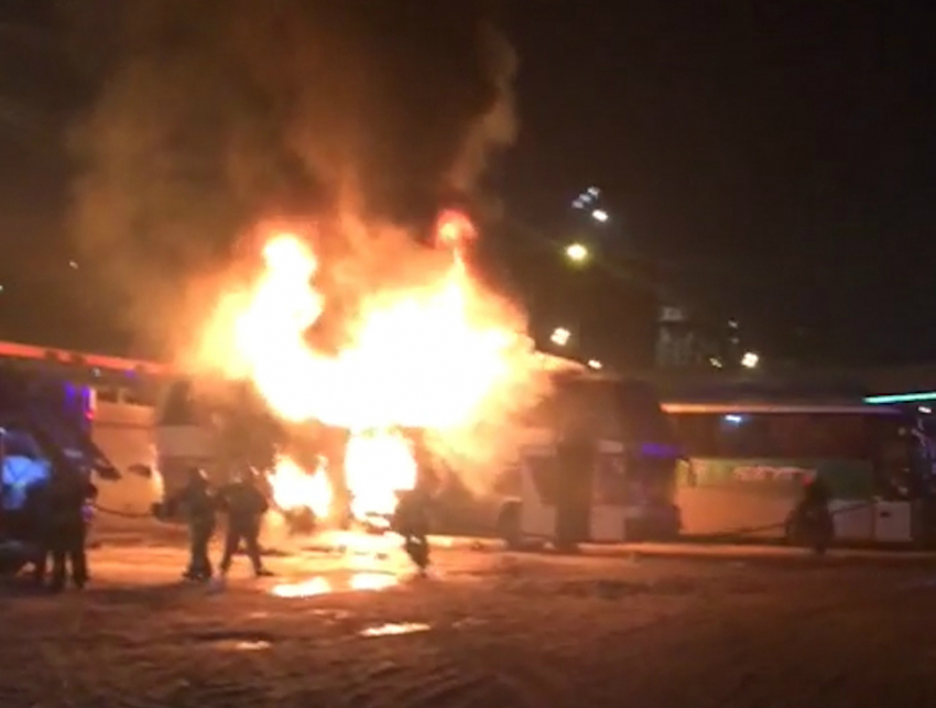 Пассажирский автобус загорелся на автовокзале в Ростове