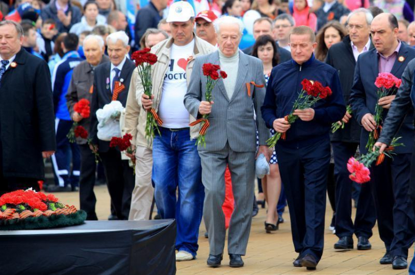 5 тысяч ростовчан возложили цветы к вечному огню 