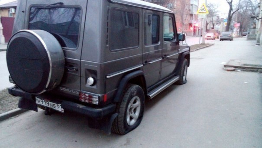 В Ростове неизвестные прокололи шины у всех припаркованных на тротуаре машин
