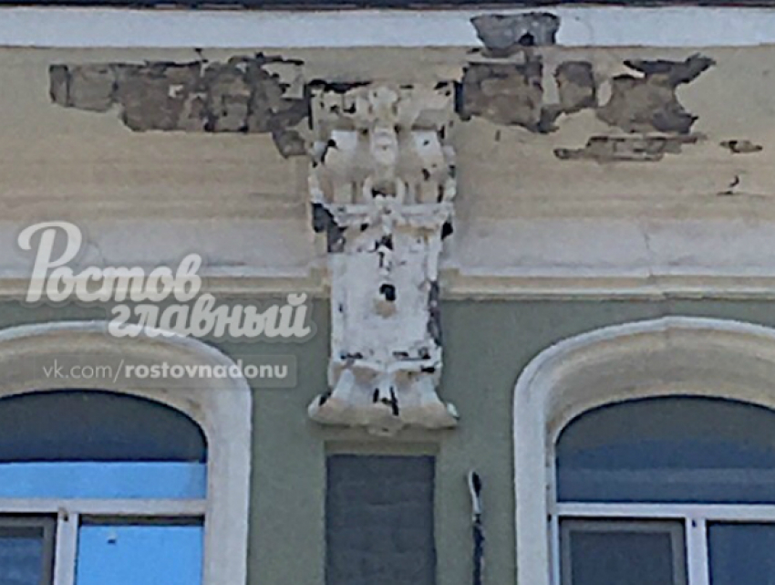 Куски отремонтированного к ЧМ здания в центре Ростова валятся на голову пешеходам