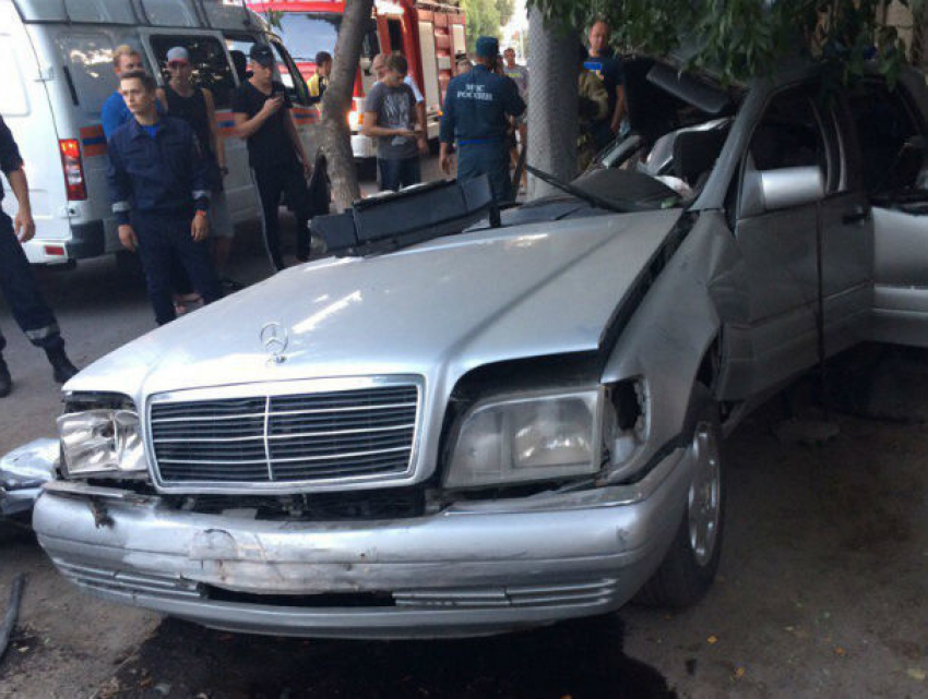 Пассажир въехавшего в столб автомобиля Mercedes мгновенно погиб от удара в Ростове