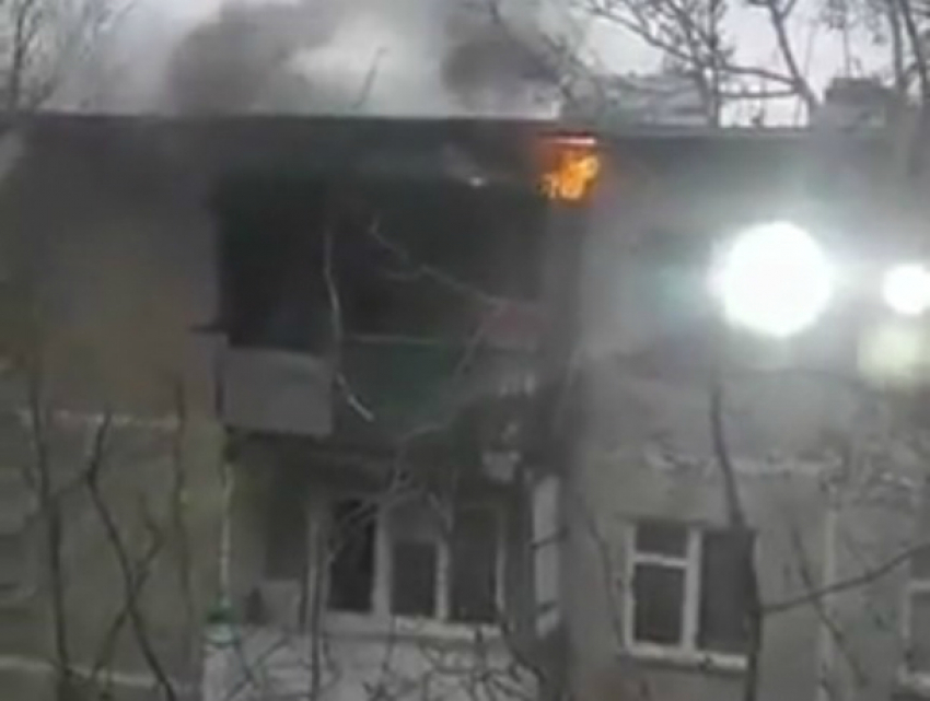 Горящий многоэтажный дом с шумом и криками соседи в Советском районе Ростова сняли на видео