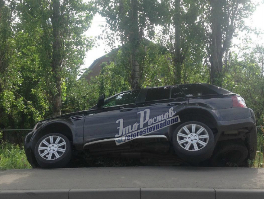 Элитный Land Rover «прилег отдохнуть» на тротуар, избежав лобового ДТП в Ростове на видео