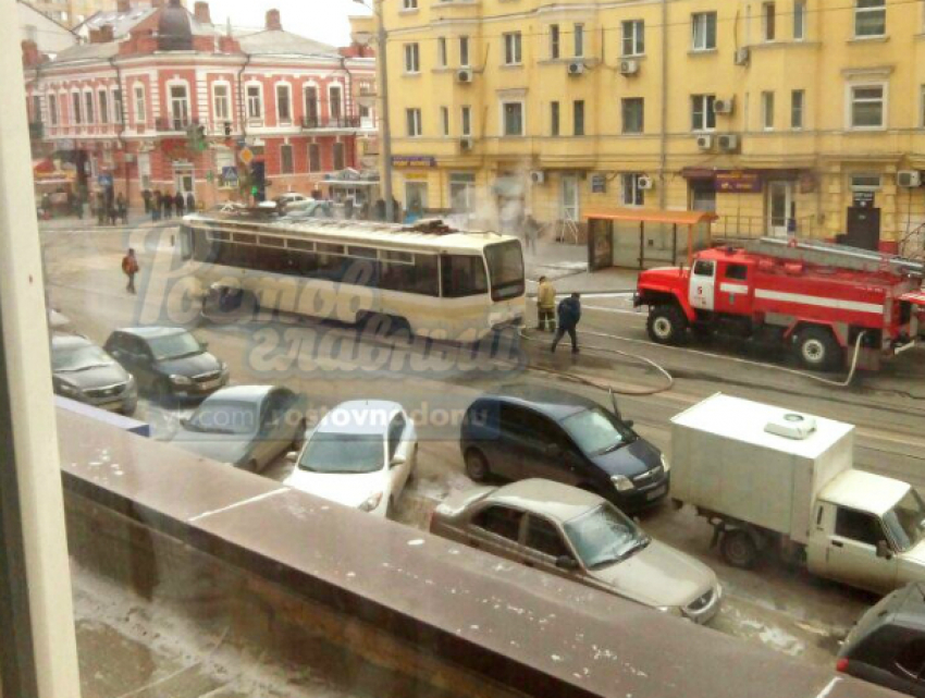Горящий трамвай с пассажирами в центре Ростова очевидцы сняли на фото