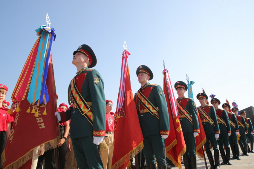 В музейный комплекс «Самбекские высоты» передали боевые знамена Великой Отечественной войны