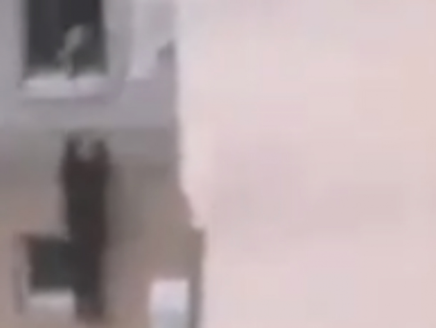 Опасные игры школьников на стене многоэтажки Ростова попали на видео