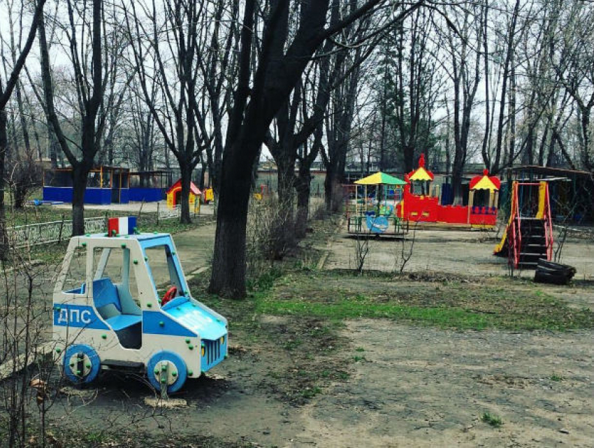 Затаился и ждет своего часа в кустах детского сада автомобиль ДПС в Ростове