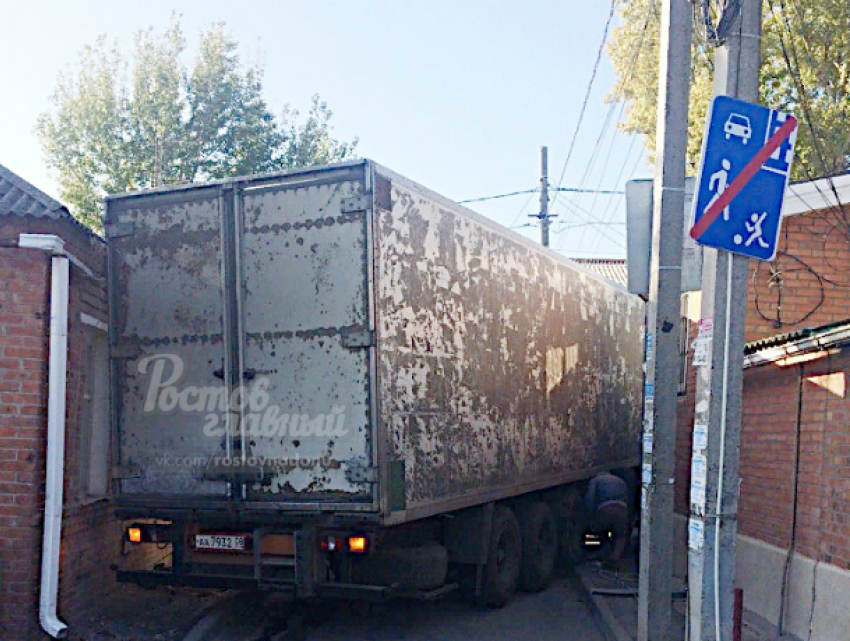 Многотонная фура застряла в узком переулке между домами в Ростове