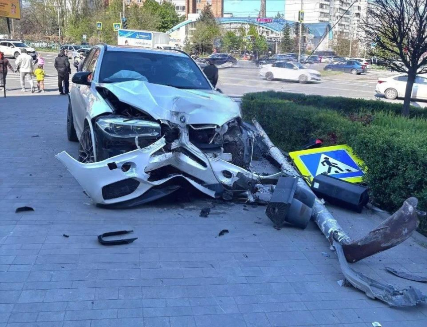В Ростове BMW протаранила светофор возле торгового центра «Парк»