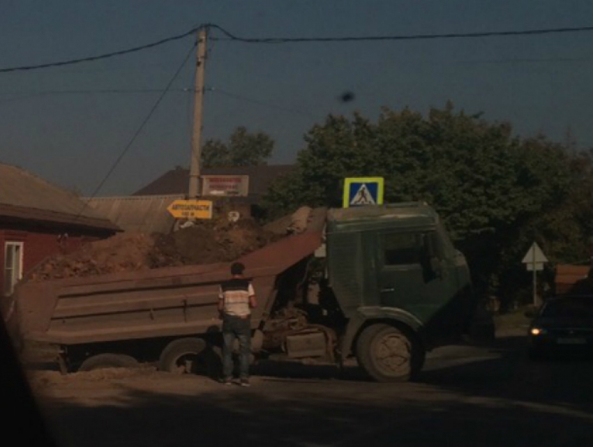 Огромный КамАЗ с грузом засосало в асфальт в «опасно дырявом» городе Ростовской области