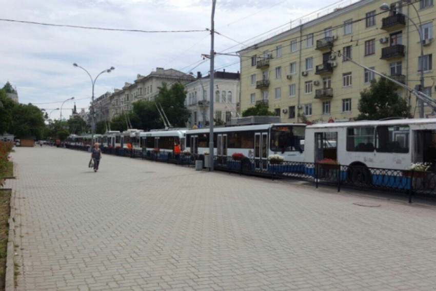 В Ростове на улице Большой Садовой остановились движение троллейбусов