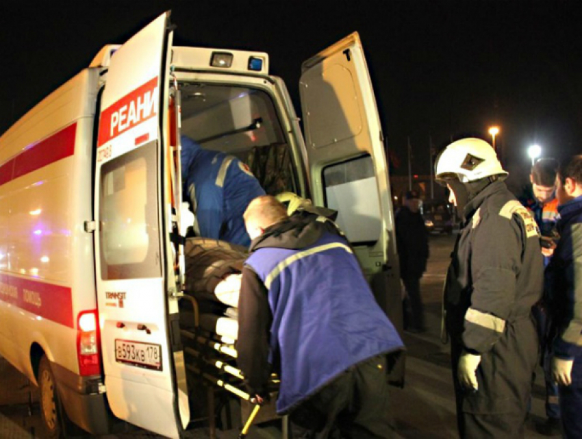 Фура с лопнувшим колесом разворотила автобус с 15-ю пассажирами под Ростовом