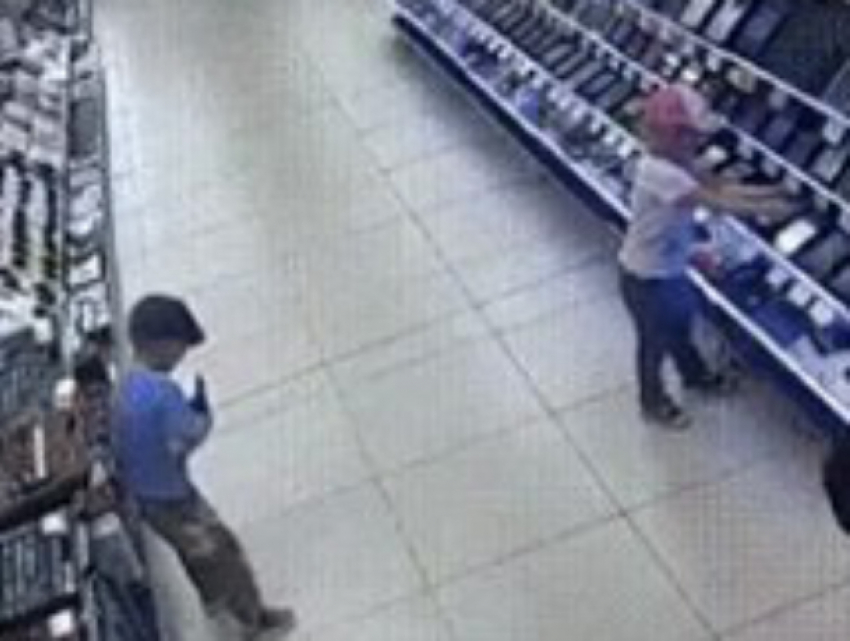 Двое малышей весело и бесцеремонно ограбили магазин техники в Ростове на видео 