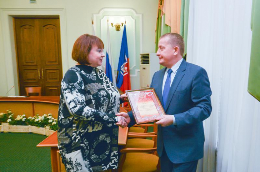 Мэр Ростова поздравил медиков с 8 марта