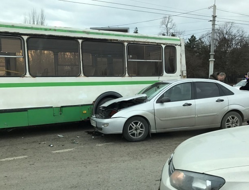 Иномарка на скорости протаранила автобус в Ростове: пострадала пассажирка