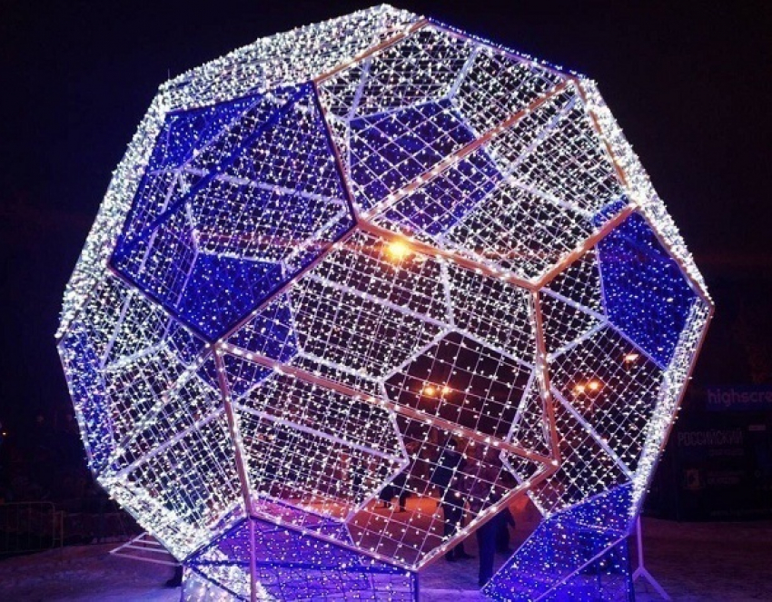 Гигантский светящийся многоугольник стал символом ЧМ-2018 в ростовском парке Горького