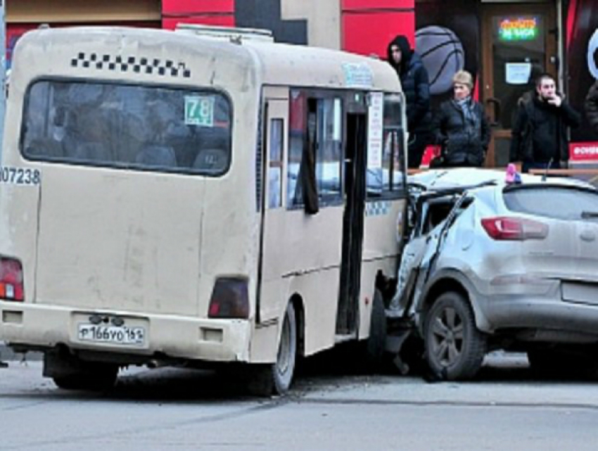 Два человека получили травмы в ДТП с иномаркой и маршруткой в Ростове