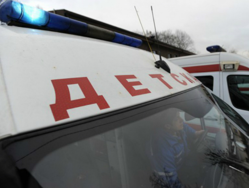 Пятилетняя девочка получила травму головы в ДТП с двумя иномарками на перекрестке Ростова