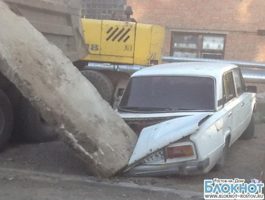 В Таганроге рабочие «Водоканала» уронили плиту на припаркованный автомобиль