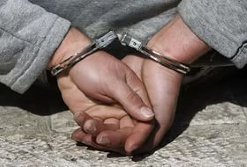 В Ростове в пос. Чкаловский	 неизвестный отобрал у женщины кольцо за 15 тысяч рублей