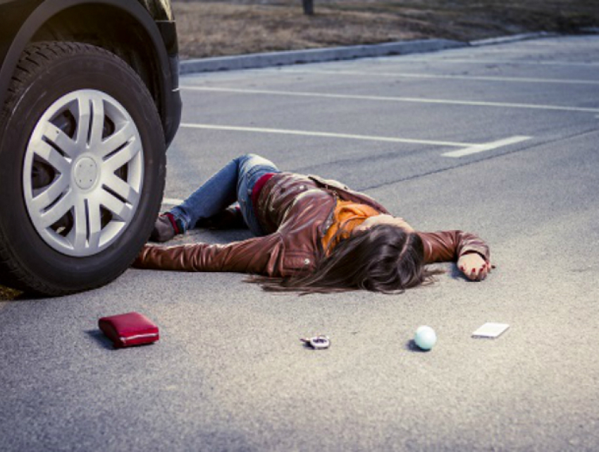 Попытавшийся проскочить перекресток на «красный» Hyundai сбил девушку на светофоре под Ростовом