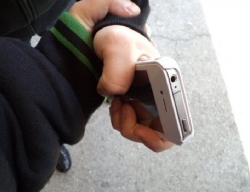 Выпивший 24-летний мужчина избил и ограбил прохожего в Ростовской области