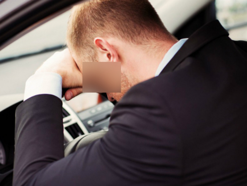 Водитель такси умер за рулем во время движения по городу в Ростовской области