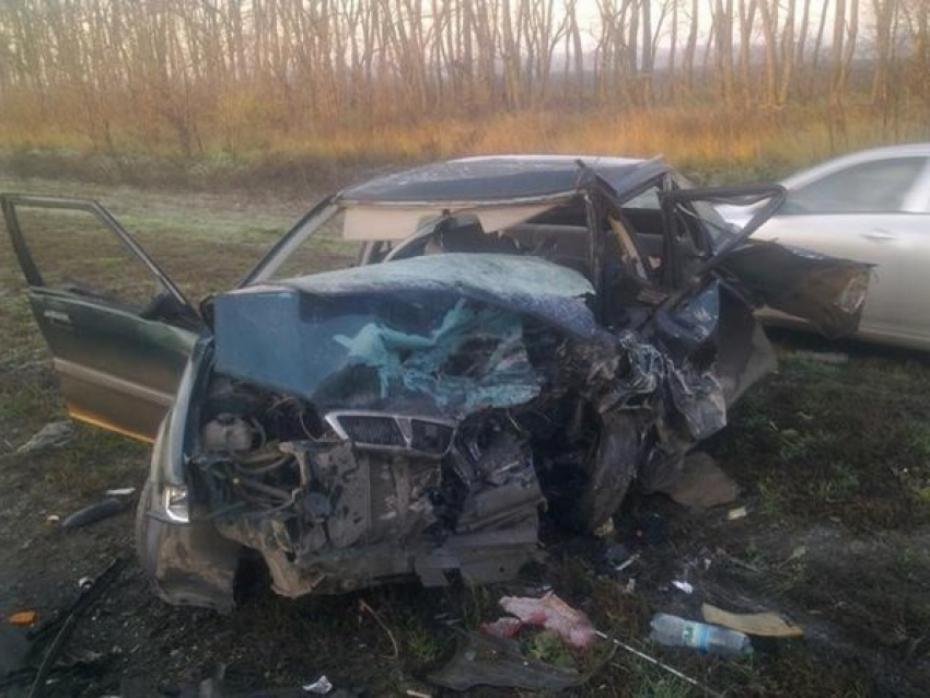 В Ростовской области женщина-водитель спровоцировала ДТП с пятью авто:1 погиб,2 травмированы. ФОТО