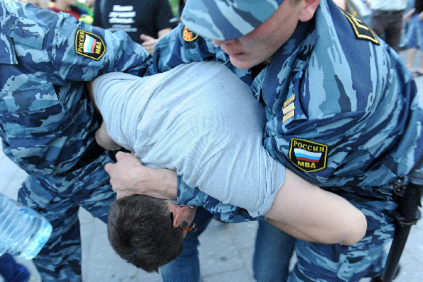 Ростовские полицейские применили приемы «Самбо", чтобы справиться с пьяным водителем 