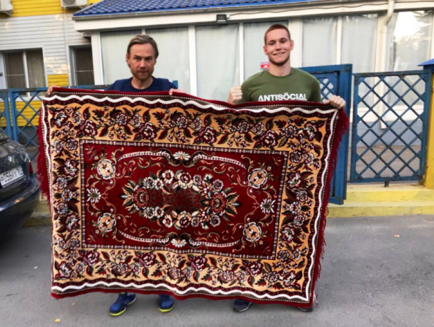Замечание получил ФК «Ростов» за болельщика с колоритным ковром
