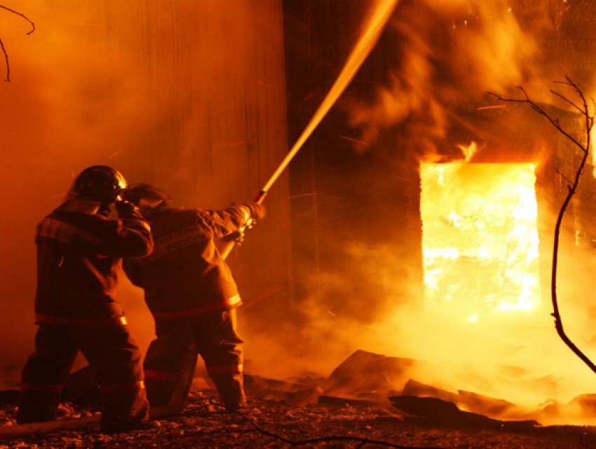 Крупный пожар на промышленном складе произошел в Ростовской области