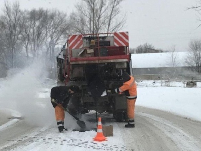 Возмутительная укладка асфальта в снег оставила ростовских дорожников без денег