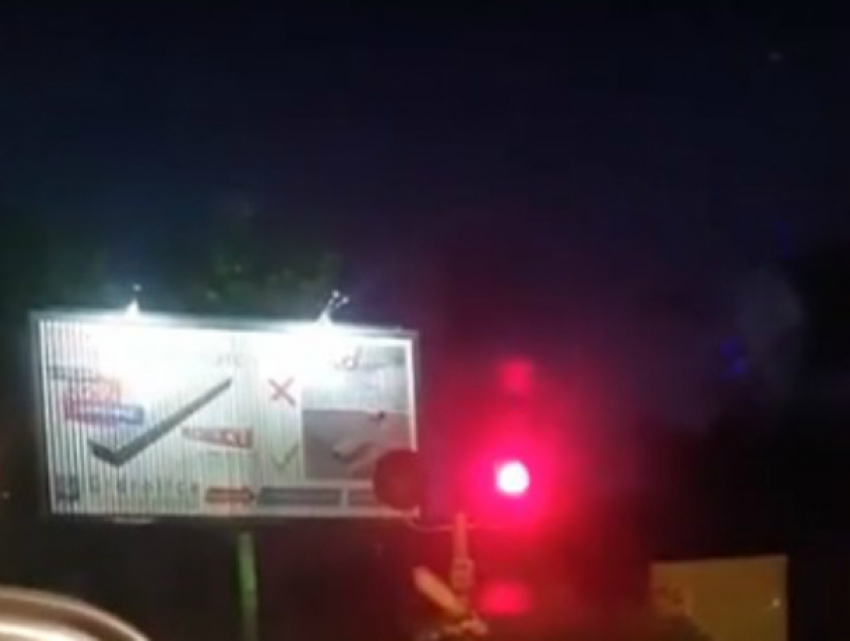 Заставляющий водителей нарушать ПДД игривый светофор на Вятской улице Ростова попал на видео