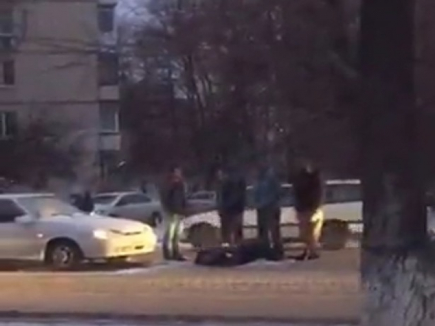 В Ростове-на-Дону перебегающих дорогу в неположенном месте женщину и ребенка сбил автомобиль 