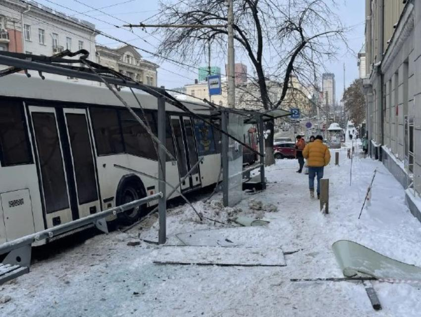 Автобусы столкнулись на Буденновском: один из них врезался в остановку и чуть не сбил людей