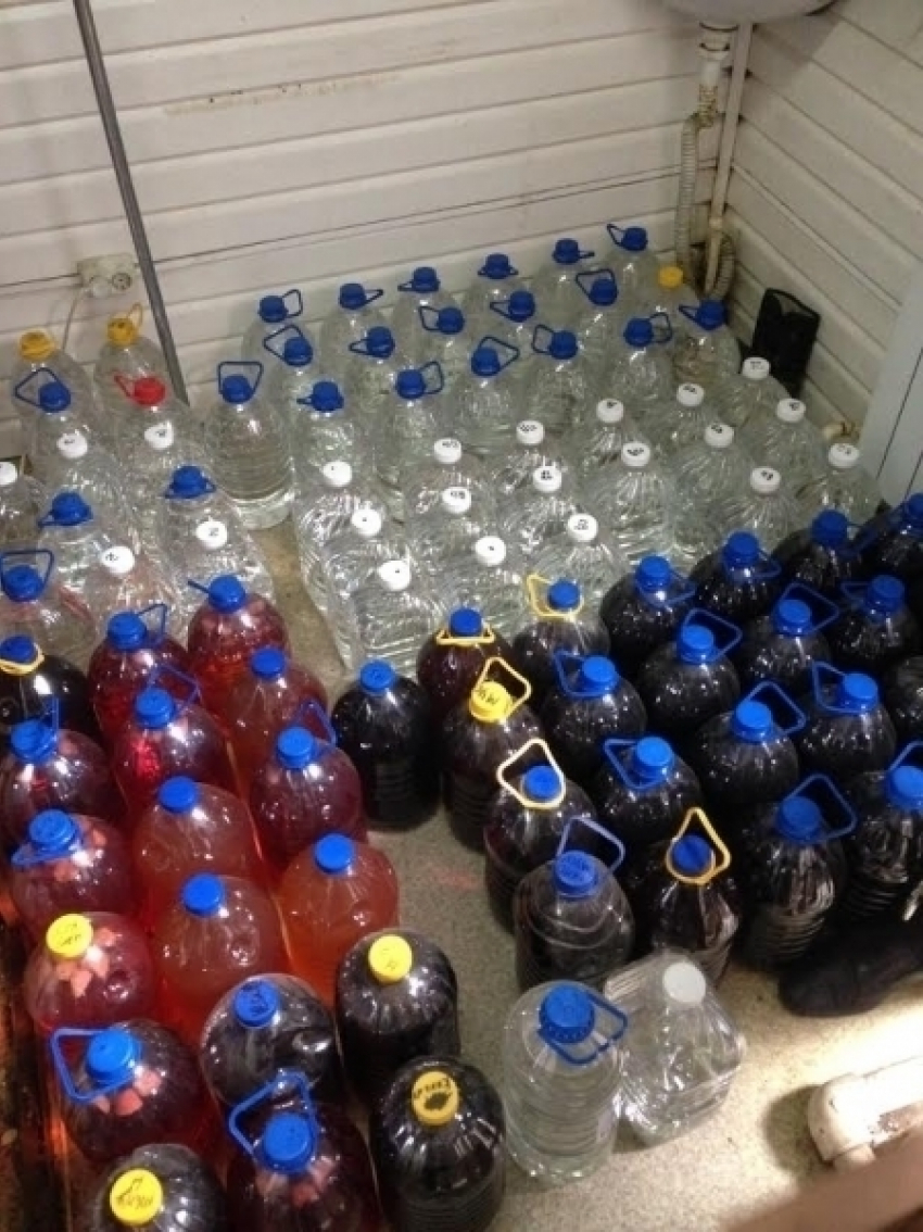 Тысячу литров паленой водки и коньяка нашли на рынке в Ростовской области 