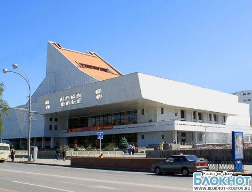 В Ростовском музтеатре зрителям запретили подниматься на сцену и дарить цветы артистам