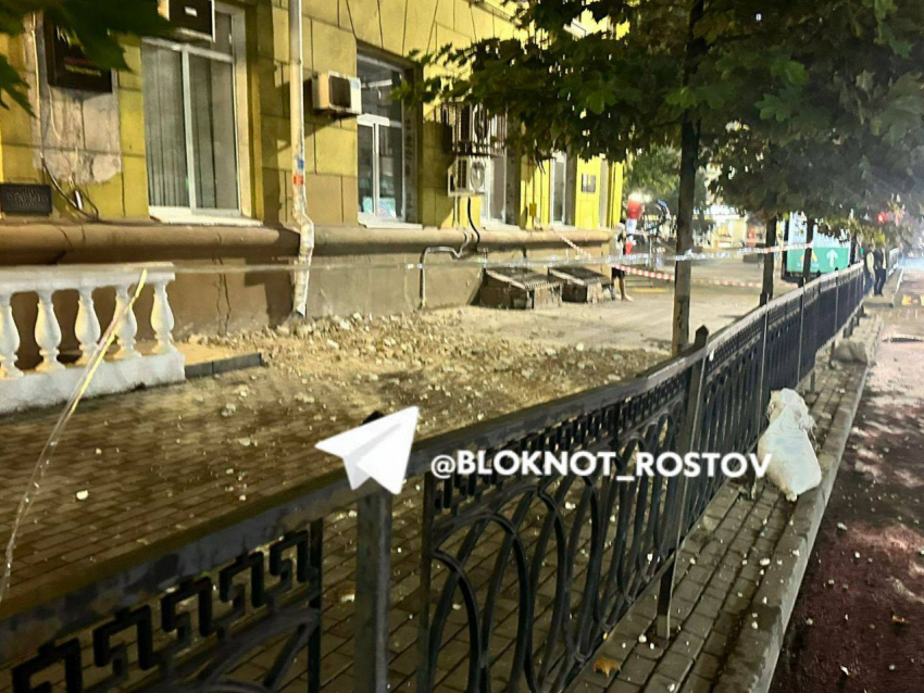В центре Ростова обрушился старинный фасад на Ворошиловском