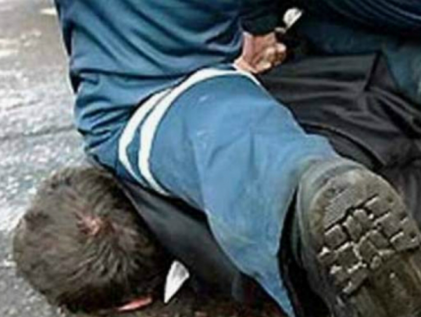 Во время ареста нарушителя сотруднику ДПС сломали нос на улице Особенная в Ростове