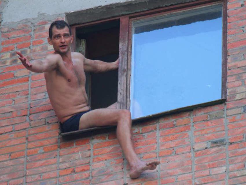 Полуголый мужчина грозится спрыгнуть с 12 этажа в Ростовской области