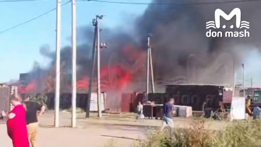 В Батайске загорелась автомастерская со спецмашинами 