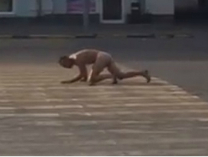 «Пометивший» пешеходный переход голый мужчина попал на видео в Ростовской области