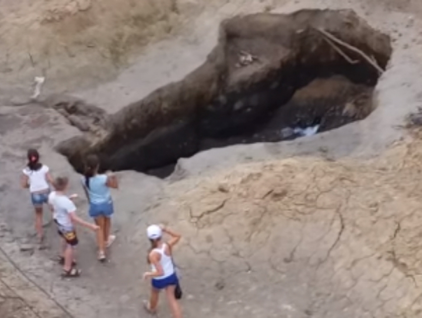 Ростовские дети каждый день рискуют провалиться в «подготовленную» археологами огромную яму с водой