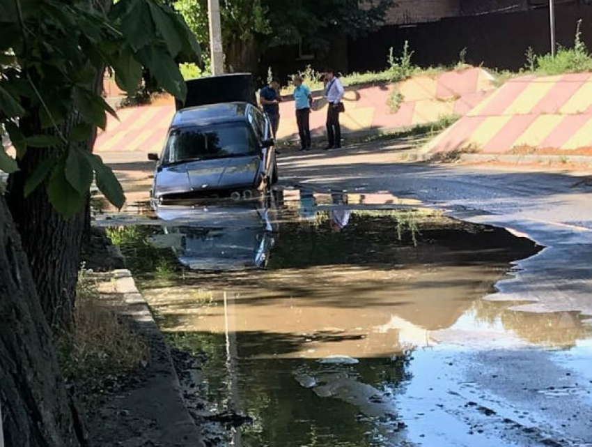 Бездонная яма-монстр поглотила автомобиль невозмутимого водителя в центре Ростова