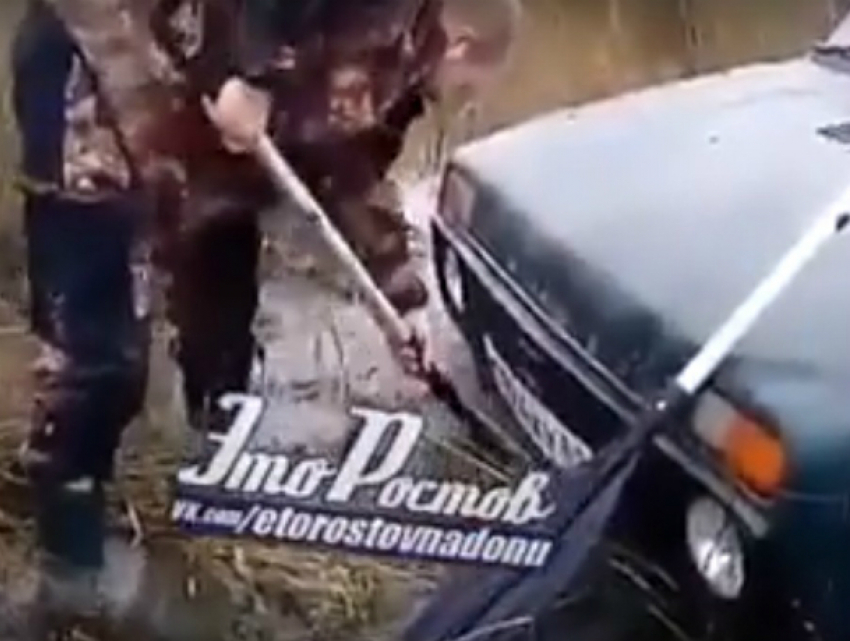 Два ростовских трактора и пять автомобилей застряли в грязи во время операции по спасению «Нивы» на видео